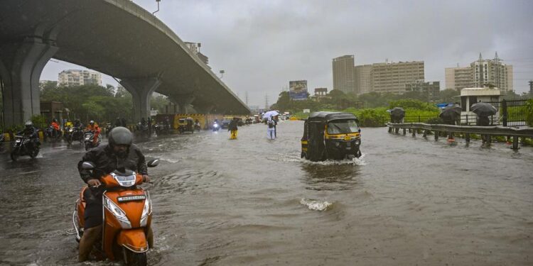 Mumbai Rains LIVE: Air, Road, Rail Services Hit; 500 Evacuated After Mithi Level Rises